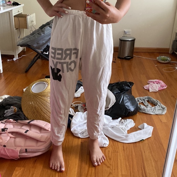 Free City Super Fluffy Pocket Logo Creamy Yumm Sweatpants - Picture 15 of 16